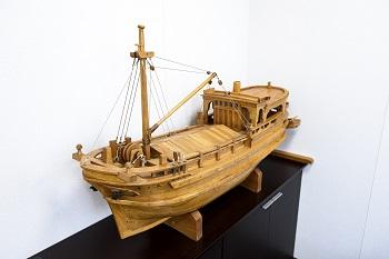 祖父が海運業を営んでいた頃の木の機帆船「春日丸」の模型