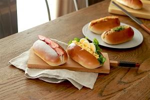 仁尾町の「伊藤製パン所」のコッペパンに、 三豊や香川の食材（讃玄豚、たまご、いちごなど）を 挟んだサンドイッチ