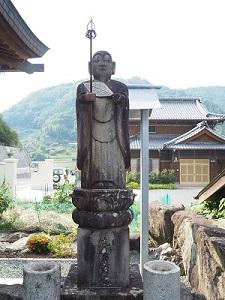 徳島に葉たばこをもたらしたとされる修験者は 筑後坊と呼ばれ、山城町にはたばこの葉を抱いた像が立つ