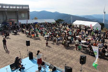 地元住民らで賑わう「ゆとりすとパークおおとよ」のイベントの様子 =高知県大豊町