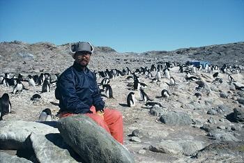 南極・昭和基地付近、アデリーペンギンのコロニーの前で