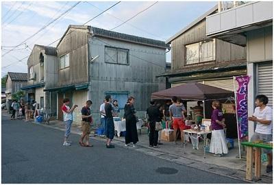 さぬき市津田のふるさと海岸で開く「讃岐朝市」は、生産者に声をかけ銀行員時代に始めた