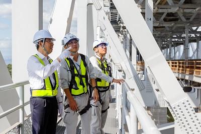 点検状況を視察する酒井さん=坂出市・北備讃瀬戸大橋