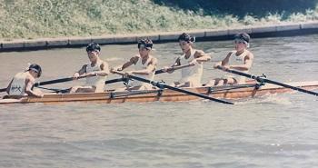 ボート部で(1987年インカレ、右端本人)