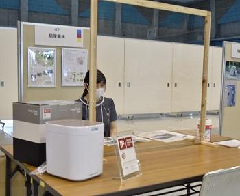 各ブースにはアクリル板を設置し、面談はマスク着用で
