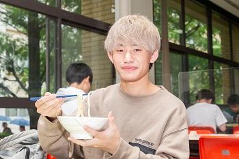 「50円うどん」「100円カレー」で学生を支援=香川キャンパスの学生食堂