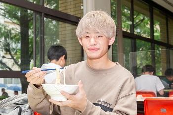 「50円うどん」「100円カレー」で学生を支援＝香川キャンパスの学生食堂