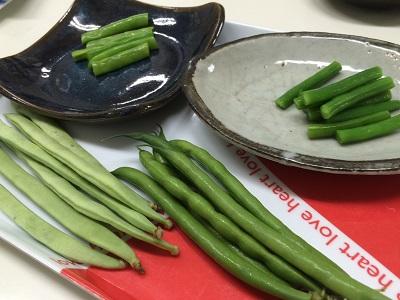 インゲンマメ(左)とササゲマメ(右)
