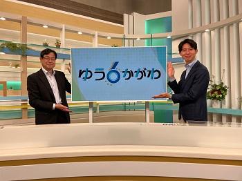 ニュース情報番組「ゆう6かがわ」の五味哲太アナウンサー(右)と