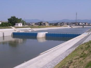 治水に関する事業も展開。写真は油圧を利用した水門「起伏ゲート」