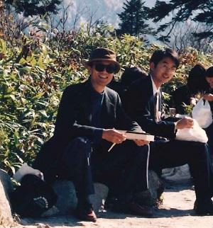 修学旅行に添乗中の西尾さん(右)