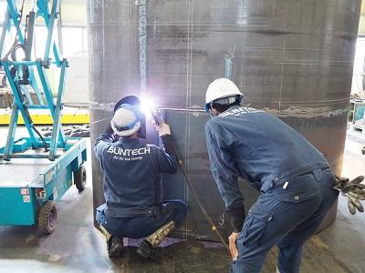 職人は約30人。曲げ加工や組み立てをする「鉄工」と、「溶接工」に分かれる