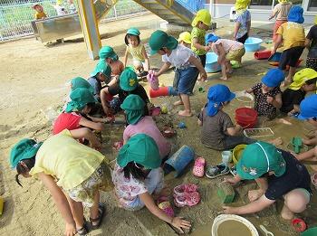 「どろんこあそび」に夢中になる子どもたち
