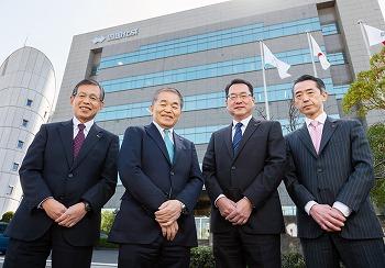 四国化成ホールディングスを構成する4社のトップ。 左から、四国化成工業・濱﨑誠社長、四国化成ホールディングス・渡邊充範社長、 四国化成建材・眞鍋宣訓社長、四国化成コーポレートサービス・安藤慶明社長