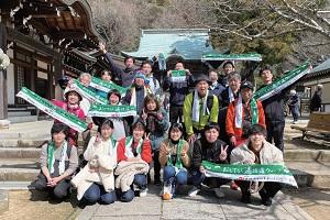 おもてなしお遍路ウォークに参加(八栗寺) 中央右・黄色のジャンパーが米田さん