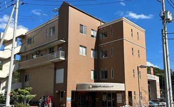 西高松脳外科･内科クリニックが入る西高松メディカルビルイーア ＝高松市郷東町