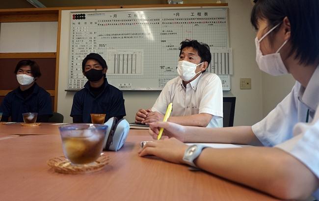 受け入れ先企業での交流の様子。学生から鋭い質問が飛び出すことも