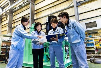 産業廃棄物破砕機(環境機械)用の油圧ユニット前での打ち合わせ