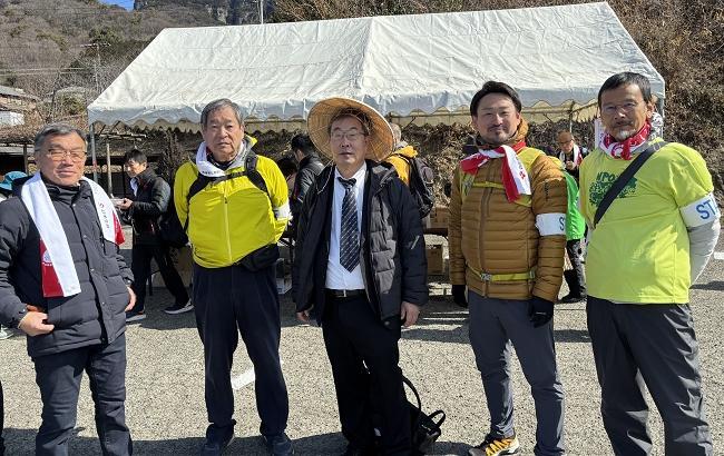 出発式の準備を進めた同NPOメンバー(一部)