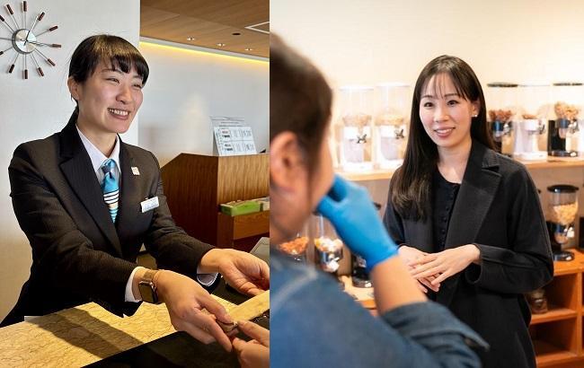 ホテルのフロントに立つ長坂さん(左)と地域の人と交流を深める舘さん