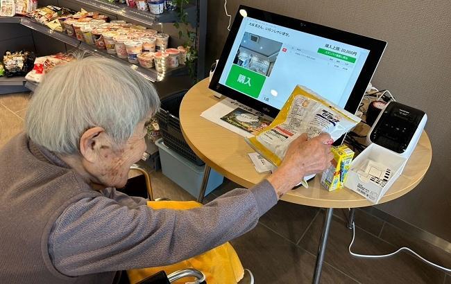 セルフレジ売店で好きなお菓子を購入する入居者