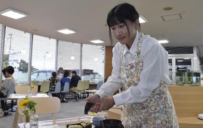 家政部員が県産品について説明しながら提供