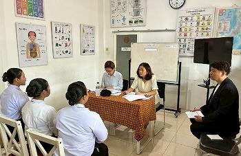 取引先による外国人採用面接の様子