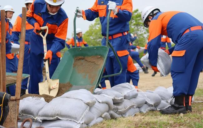 消防団による土のう積工法の訓練の様子