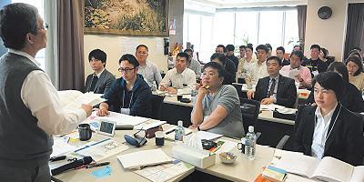 「大坂塾」で講義する大坂さん(左)