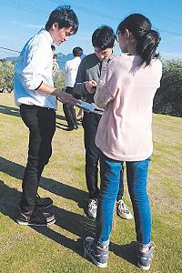 昨秋、小豆島町で行われた実証実験では、 3種類の観光パンフレットを用意