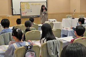 「ハロー！会計」で子どもたちに授業をする石川さん＝3月、高松市
