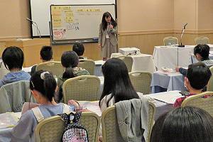 「ハロー!会計」で子どもたちに授業をする石川さん=3月、高松市