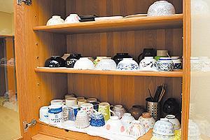 食堂の食器棚には社員の「マイ茶碗」が並ぶ