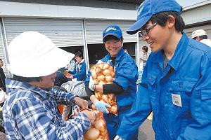 生徒の作った野菜は地域の人にも人気が高い