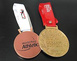 左より 2017年IPCグランプリドバイやり投げ銅メダル 2013年アジアユースパラ砲丸投げ金メダル