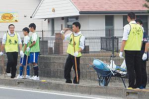 おそろいのベストを着て行う清掃ボランティア