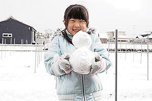 坂出の四季フォトコンテスト2018 最優秀賞「雪だるまつくろう」細川結衣さん(2年)撮影