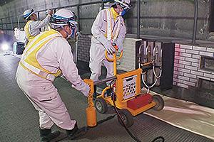 遠赤外線ヒーターによるタイル撤去=高知自動車道