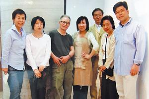 神戸のギャラリーで川島猛さん (左から3番目)と。右端が吉村さん