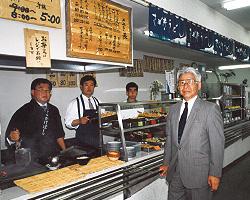 めりけんやのサンポート店開業時(左端)