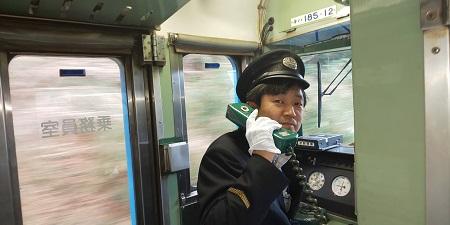 鉄道好きは今も変わらない。 ローカル線の旅情とお酒を楽しむJR四国のイベント 「香川･徳島お酒列車」で車掌に扮して＝2月