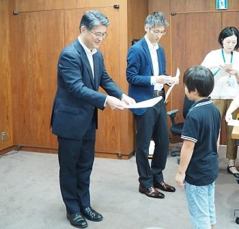 体験教室の最後には正木さん(左端)から修了書が