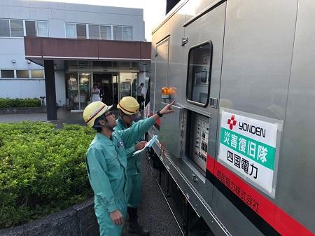 千葉への応援派遣の様子。  発電機車で病院に応急送電する四国電力社員。