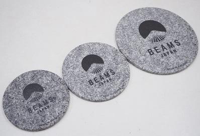 「カップラーメン専用のフタ」というユニークさが受けて採用になった、  BEAMAS JAPANで販売される商品。大・中・小の3種類ある
