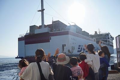 小豆島･坂手港から神戸に向けて出発するジャンボフェリー