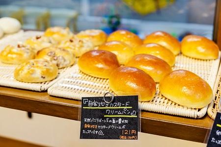 手作りパンや窯焼きピザを販売する「焼きたてパン工房ゆたか」