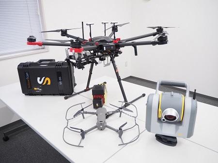 測量用の大型ドローン(中央奥)や、 地上から測量できる3Dスキャナ(右端)などの機器が揃う