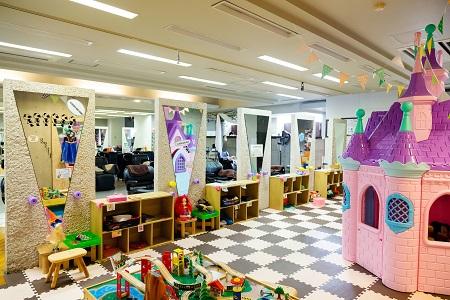 ASAKURA美容室は香川県の事業 「縁結び・子育て美容-eki」にも参加。 新北店では子ども連れでも利用しやすいよう キッズスペースを設置