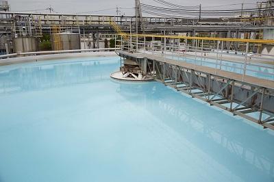 海水中のマグネシウムを濃縮するシックナー(沈殿槽) =坂出市林田町の坂出工場