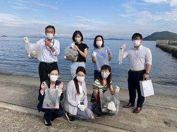パソナ・高松のメンバーとごみ拾いに参加